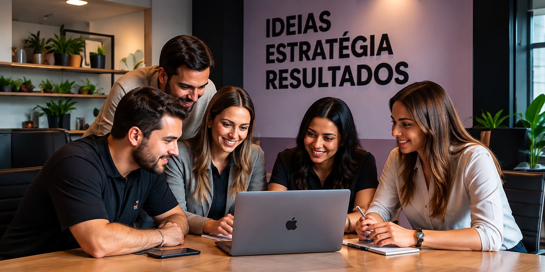 Equipe da Agência Idealiz trabalhando